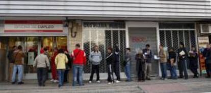 Decenas de personas esperan su turno ante una oficina del INEM en el madrile?o barrio de Santa Eugenia. EFE/Archivo