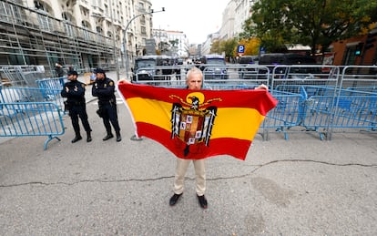 Un hombre muestra una bandera franquista frente al dispositivo policial en la carrera de San Jerónimo de Madrid, este miércoles.