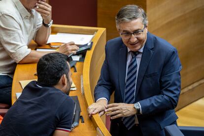 El consejero de Educación valenciano, José Antonio Rovira, conversa con el exresponsable de la misma cartera, Vicent Marzà, en las Cortes Valencianas en diciembre.