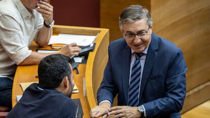 El consejero de Educación valenciano, José Antonio Rovira, conversa con el exresponsable de la misma cartera, Vicent Marzà, en las Cortes Valencianas en diciembre.