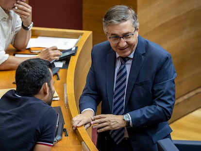 El consejero de Educación José Antonio Rovira, en las Cortes Valencianas, conversa con el anterior consejero, Vicent Marzà.