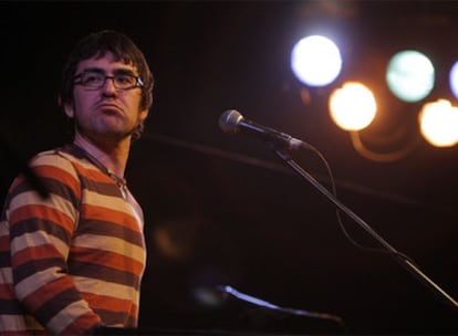 Luis Prados, cantante del grupo Doctor Mostaza, durante el recital en la sala Galileo.