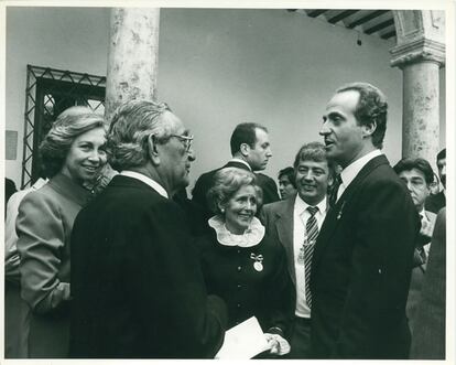 Los reyes con el matrimonio Rosales el día del premio Cervantes en Alcalá de Henares el 23 enero 1983.