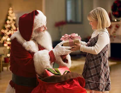 Algunos niños llegan a la verdad sobre Papá Noel por su propio discurrir, otros a través de algún amigo que ya lo sabe.