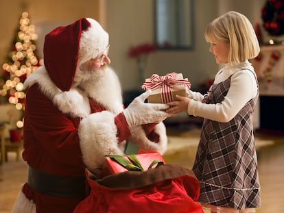 Algunos niños llegan a la verdad sobre Papá Noel por su propio discurrir, otros a través de algún amigo que ya lo sabe.