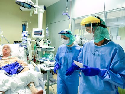 Profesionales sanitarios examinan a un paciente con la Covid-19 en el hospital Papa Giovanni XXIII, en Bergamo.