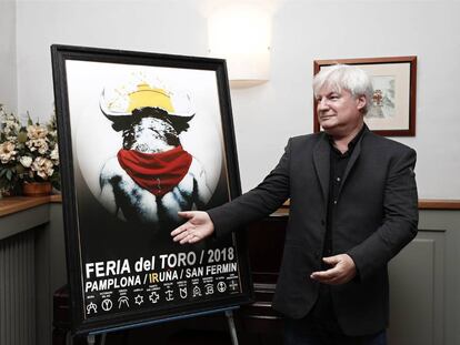 El artista Loren junto al cartel anunciador de San Fermín 2018.