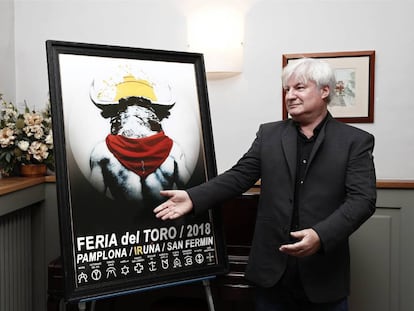 El artista Loren junto al cartel anunciador de San Fermín 2018.