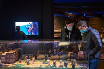 El Game of Thrones Studio Tour que se inaugura mañana al gran público en Banbridge, a unos 38 kilómetros de Belfast (Irlanda del Norte), tendrá tres horarios diferentes a lo largo del año —de octubre a marzo, entre 10.00 y 18.00; de abril a junio (y septiembre), entre 9.30 y 20.00; julio y agosto, entre 8.30 y 20.30—, y el acceso se realizará a bordo de un servicio de lanzaderas que conectarán el parque con el aparcamiento habilitado para visitantes. El precio de la entrada es de 47 euros (niños, 32 euros), con posibilidad de adquirir una audioguía al realizar la reserva.