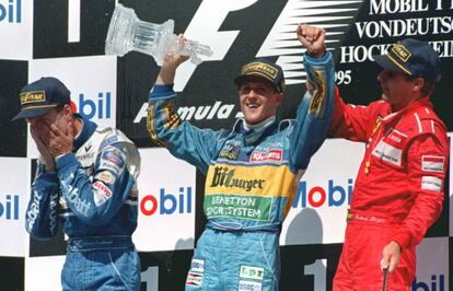 El campeón del mundo de Fórmula 1 Michael Schumacher (en el centro) celebra su victoria en el podio con el británico David Coulthard (izquierda) y con el austriaco Gerhard Berger (derecha) en el Gran Premio de Alemania en Hockenheim, el 30 de julio de 1995.