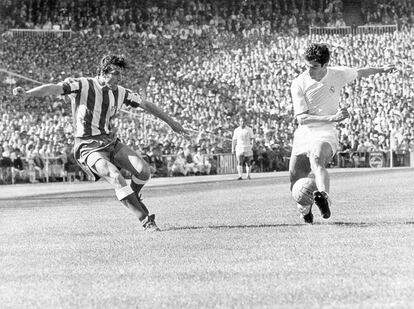 Ufarte centra ante Sanchís en un Madrid-Atlético en el Bernabéu. Al fondo, Gento.