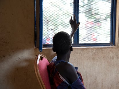 Martin  [nombre ficticio], de 13 años, en una habitación de la unidad de protección especial en Uwail, Sudán del Sur, un centro de detención para mujeres y niños mientras esperan que sus casos lleguen a los tribunales.