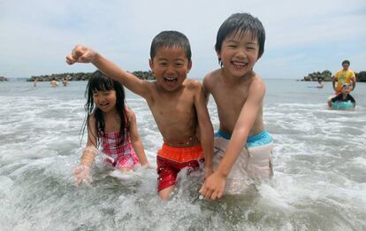 Niños bañándose en la playa de Nakoso (Fukushima), en julio de 2012, en el primer baño tras el accidente nuclear del año anterior.