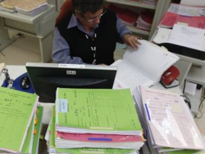 Expedientes acumulados en un juzgado de Granada, en 2008.