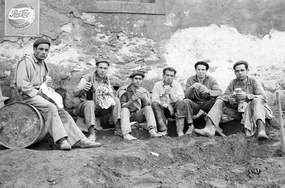 Unos trabajadores comen y beben durante un descanso en el País Vasco de los años 60.
