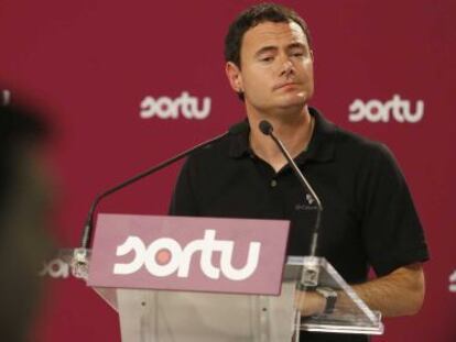 El presidente de Sortu, Hasier Arraiz en la rueda de prensa que ha ofrecido este domingo en San Sebastián.
