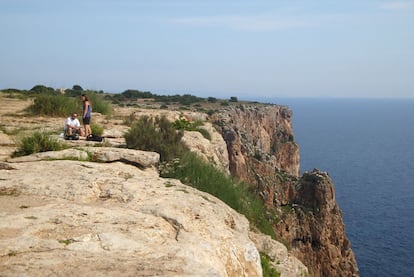 Son numerosas las cuevas en la isla, ocultas entre ecantilados como éste, al lado del Faro de la Mola