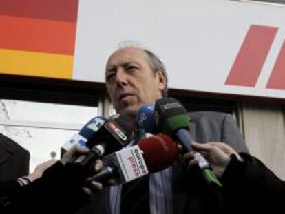 El jefe de la sección sindical del sindicatos de pilotos Sepla-Iberia, Justo Peral, realiza declaraciones a los medios de comunicación ayer.