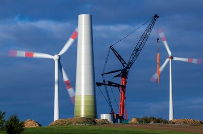 Una torre de turbina eólica en Gressow, Alemania.