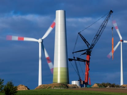 Una torre de turbina eólica en Gressow, Alemania.