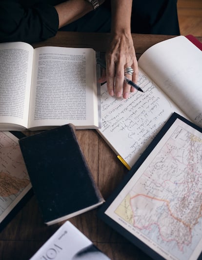 Cuaderno de notas y material de trabajo de María Dueñas.