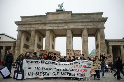 Concentración de alumnos, ayer, en la plaza de Brandeburgo de Berlín. En el curso 2011-2012, más de 4.609 alumnos españoles hicoeron un 'erasmus' en Alemania.