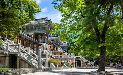 Visitantes en el templo budista de Bulguksa, en Gyeongju (Corea del Sur).