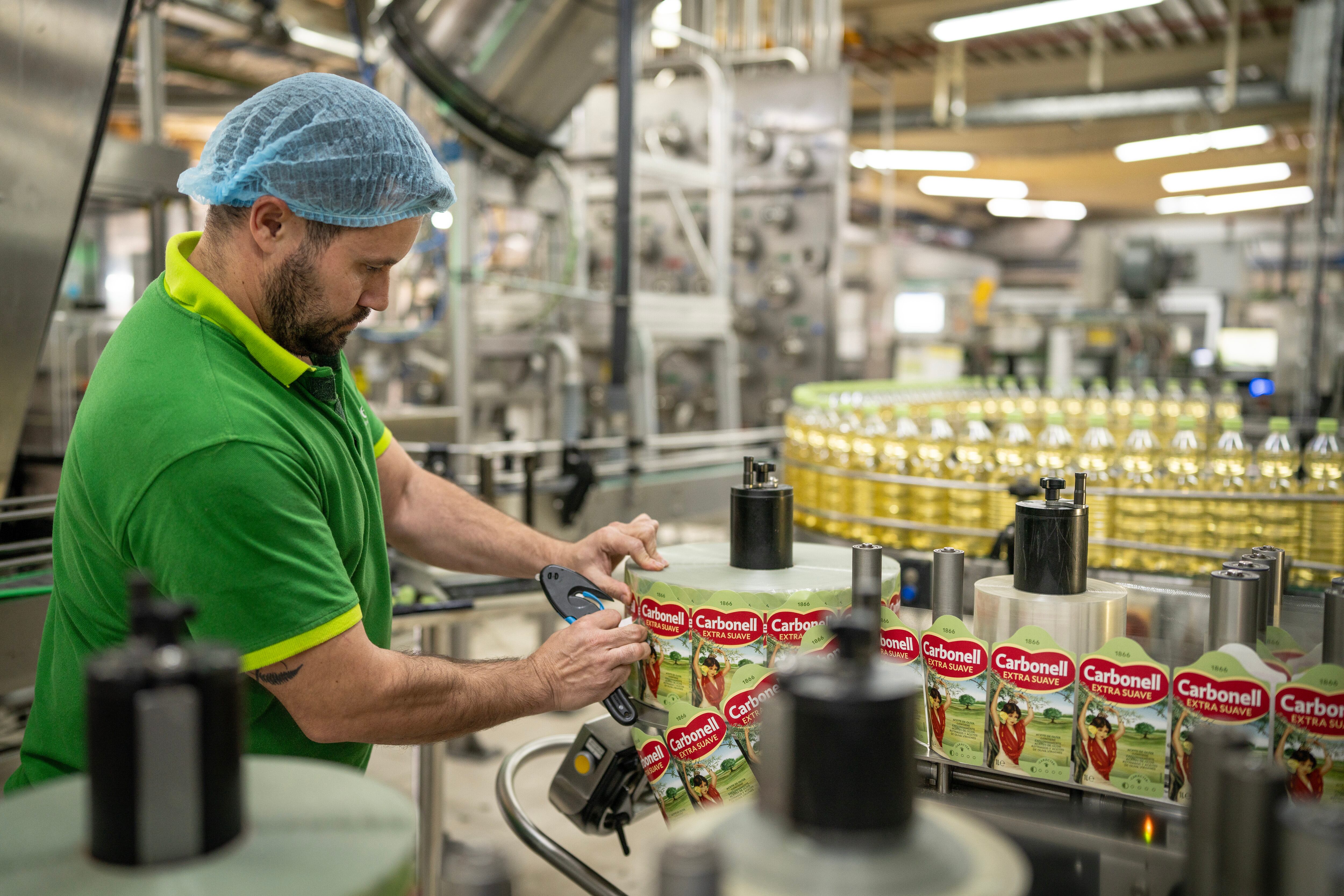 Línea de envasado de Carbonell, marca de aceite de oliva propiedad de Deoleo, en una imagen cedida por la empresa.