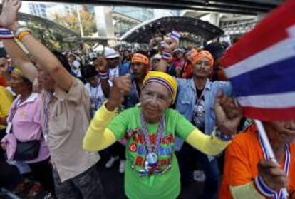 Simpatizantes del lder del movimiento antigubernamental, Suthep Thaugsuban, continan con protestas hoy cerca del parque Lumpini en Bangkok (Tailandia).