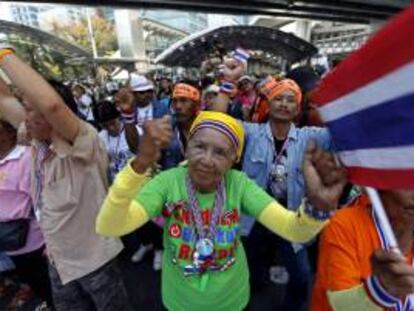 Simpatizantes del líder del movimiento antigubernamental, Suthep Thaugsuban, continúan con protestas hoy cerca del parque Lumpini en Bangkok (Tailandia).