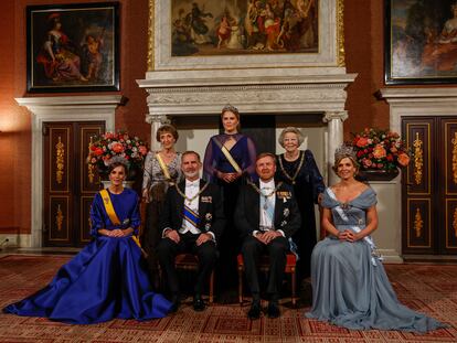 Los reyes de España, Felipe VI (3i) y Letizia (i), junto a los reyes de los Países Bajos, Guillermo Alejandro (3d) y Máxima (d), la reina emérita de los Países Bajos Beatriz (2d), la princesa heredera Catalina Amalia de Orange (c) y la princesa Margarita (2i) durante la cena de gala con motivo de su visita de Estado al país, este miércoles en Ámsterdam (Países Bajos).