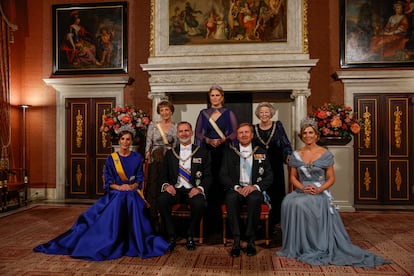 Los reyes de España, Felipe VI (3i) y Letizia (i), junto a los reyes de los Países Bajos, Guillermo Alejandro (3d) y Máxima (d), la reina emérita de los Países Bajos Beatriz (2d), la princesa heredera Catalina Amalia de Orange (c) y la princesa Margarita (2i) durante la cena de gala con motivo de su visita de Estado al país, este miércoles en Ámsterdam (Países Bajos).