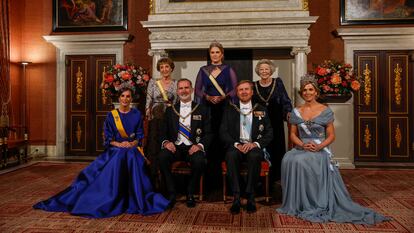 Los reyes de España, Felipe VI (3i) y Letizia (i), junto a los reyes de los Países Bajos, Guillermo Alejandro (3d) y Máxima (d), la reina emérita de los Países Bajos Beatriz (2d), la princesa heredera Catalina Amalia de Orange (c) y la princesa Margarita (2i) durante la cena de gala con motivo de su visita de Estado al país, este miércoles en Ámsterdam (Países Bajos).