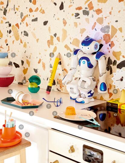 <p><b>Fiesta en la cocina</b></p> <p><b>1.</b> Juego de cuatro tuppers de Rice para Smallable. 43 euros. <b>2.</b> Lápiz gigante de Bonton. 8 euros. <b>3.</b> Robot NAO Evolution. Valorado en más de 7.000 euros. <b>4.</b> Caja para manzana de Hema. 2 euros. <b>5.</b> Vasos de Thanks Mum. 4,50 euros. <b>6.</b> Reloj cerámico de Vitra. 295 euros. <b>7.</b> Montura de gafas con cristal antirreflejante de Mó. 79 euros. <b>8.</b> Bandejas Kaleido, de HAY para Batavia. 25 y 29 euros. <b>9.</b> Plato con pestañas de Bonjour para Circo Kids. 43 euros. <b>10.</b> Libro Pippi Calzaslargas (Blackie Books) de La Central. 19 euros. <b>11.</b> Compás de Hema. 3,50 euros. <b>12.</b> Marcadores pastel de Stabilo. 1,50 euros cada uno. <b>13.</b> Organizador O-Tidy, de Vitra. 29 euros.</p>