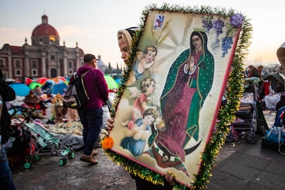 Peregrinos llegan a La Basílica de Guadalupe, la mañana del 12 de diciembre.