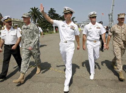 El comodoro John Moore del destructor estadounidense 'USS McFaul', en el centro, saluda junto a otros oficiales a su llegada a Batumi.