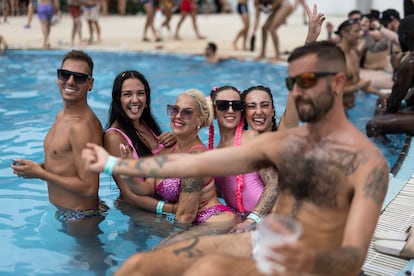 De izquierda a derecha: Fran, Itziar, Raquel, Estela, Maria y Roger (en primer plano); un grupo de amigos que vienen de Sitges. Para María es la primera vez, el resto ya es veterano.