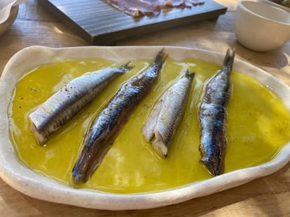 Boquerones en vinagre y anchoas en salazón. J.C. CAPEL