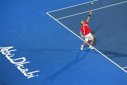 David Ferrer saca durante la semifinal del torneo de exhibición de Abu Dabi en la que se impuso a Rafael Nadal.