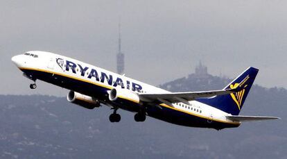 Un avi&oacute;n de Ryanair despega en el Aeropuerto de El Prat, Barcelona.