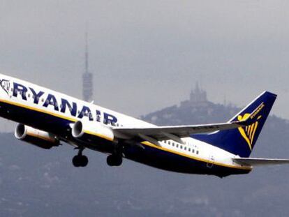 Un avió de Ryanair s'enlaira a l'aeroport del Prat.