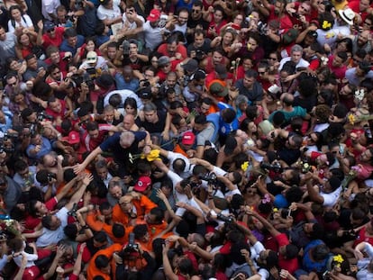 Lula entre apoiadores após o discurso que fez em São Bernardo do Campo no dia em que se entregou à PF