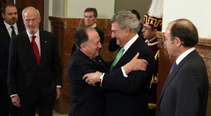 El presidente delCongreso (segundo por la izquierda) saluda al director del Centro Nacional de Inteligencia, Félix Sanz, a su llegada al acto. A la izquierda, el presidente de la Asamblea de Madrid, José Ignacio Echeverría.