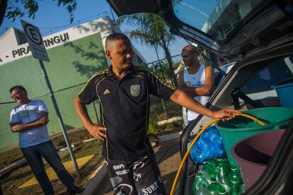 A subprefeitura de Itu liberou as torneiras para os moradores preencherem d'água seus barris.