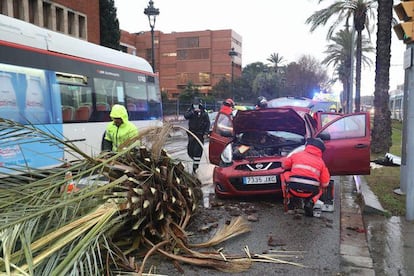 Los bomberos rescatan a una mujer atrapada en un coche en la Diagonal.