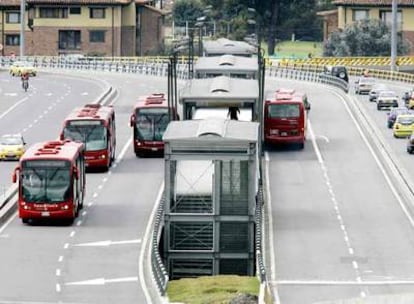 Los autobuses de TransMilenio circulan por una de las <i>troncales</i> (carriles reservados) de Bogotá.