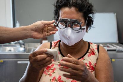 El doctor Ronald Ramírez mide la vista a una paciente en el consultorio del barco. Si no sabe leer letras para una prueba, se le muestra el ojo de una aguja.