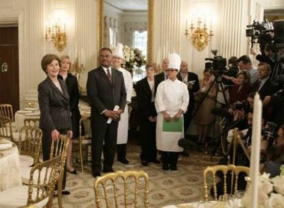 Fotografía de archivo sin fecha en la que se puede ver a la actual primera dama de EE UU, Laura Bush (izda), junto a los empleados que trabajaron en la preparación de una cena de Estado ofrecida a la reina Isabel de Inglaterra y su marido