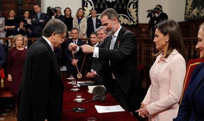 Los Reyes imponen la medalla del Premio Cervantes al escritor nicaragüense Sergio Ramírez.