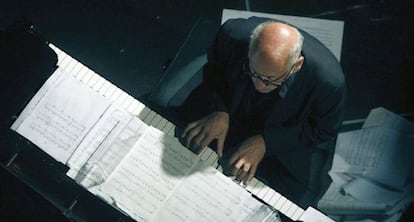 El compositor minimalista Michael Nyman, durante el concierto en los jardines del Palacio de La Magdalena